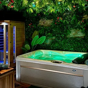 https://jungle-love-room.midi-pyreneeshotels.com